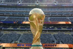明晨三点决战!FIFA官方晒照:大力神杯已送达大都会人寿体育场!