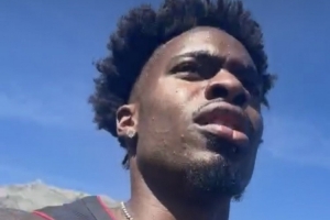 “全副武装”!小米切尔在瑞士远足开直播 身穿热火球衣+带个篮球