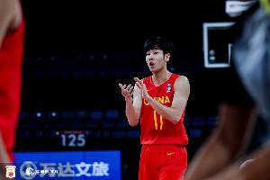 媒体人:张博源是最后一位获得出场机会的正式球员 但他表现出彩