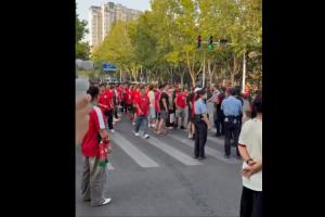 蓉城媒体人晒视频:走在规定封控路段 身后球迷集体大骂+投掷水瓶