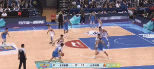 翟晓川对魏莨哲挥肘!评论区怒怼:你应该看看眼睛 你1万多度