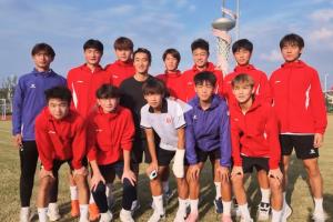 博主:韦世豪今日在家乡带蚌埠青少年球员训练 展示任意球破门