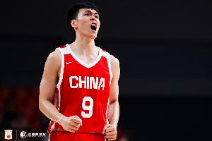 游刃有余!庞峥麟半场7中4贡献10分3助 正负值+15