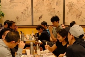 杨瀚森深夜吃火锅!媒体人:那咋了?他没训练?有些球迷爹味太浓